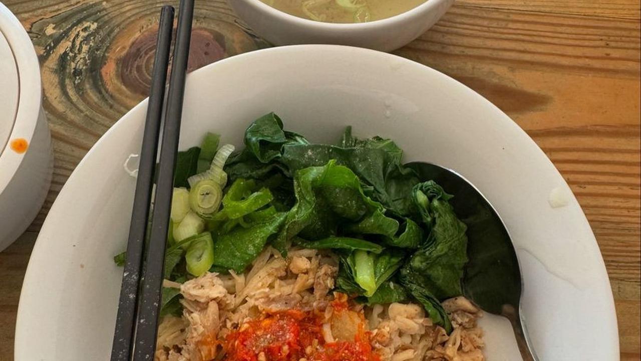 Bagikan Foto Mie Ayam Sekaligus Bakso Berkuah
