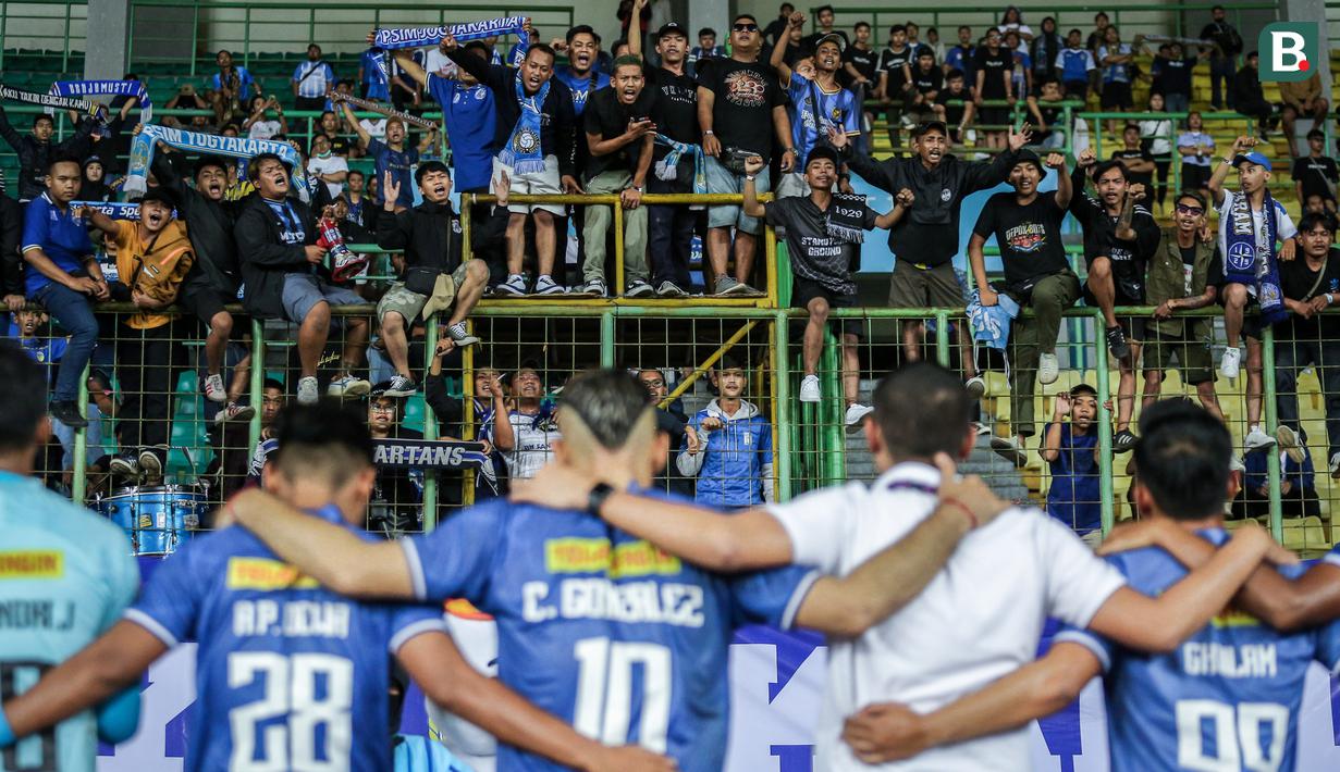 Para suporter PSIM bernyanyi di hadapan timnya usai laga lanjutan Grup B Liga 2 2022/2023 antara FC Bekasi City melawan PSIM Yogyakarta di Stadion Patriot Candrabhaga, Bekasi, Senin (19/09/2022). (Bola.com/Bagaskara Lazuardi)