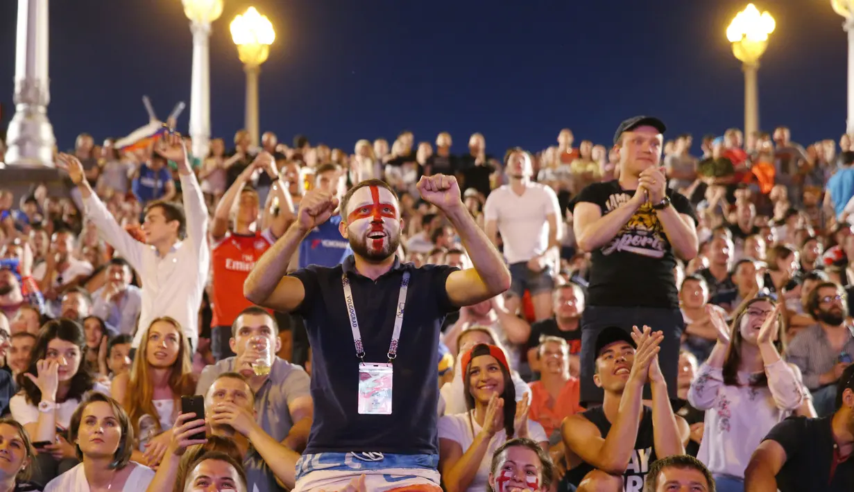 Gaya fans Inggris saat menonton laga grup E Piala Dunia 2018 di Volgograd Arena, Volgograd,  (18/6/2018). Inggris menang 2-1. (AFP/Maxim Zmeyev)