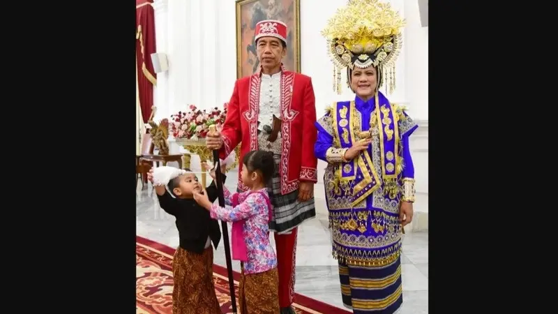 Presiden Joko Widodo atau Jokowi memakai baju adat Dolomani dari Buton, Sulawesi Tenggara saat Upacara Peringatan Hari Ulang Tahun ke-77 Republik Indonesia (HUT ke-77 RI).