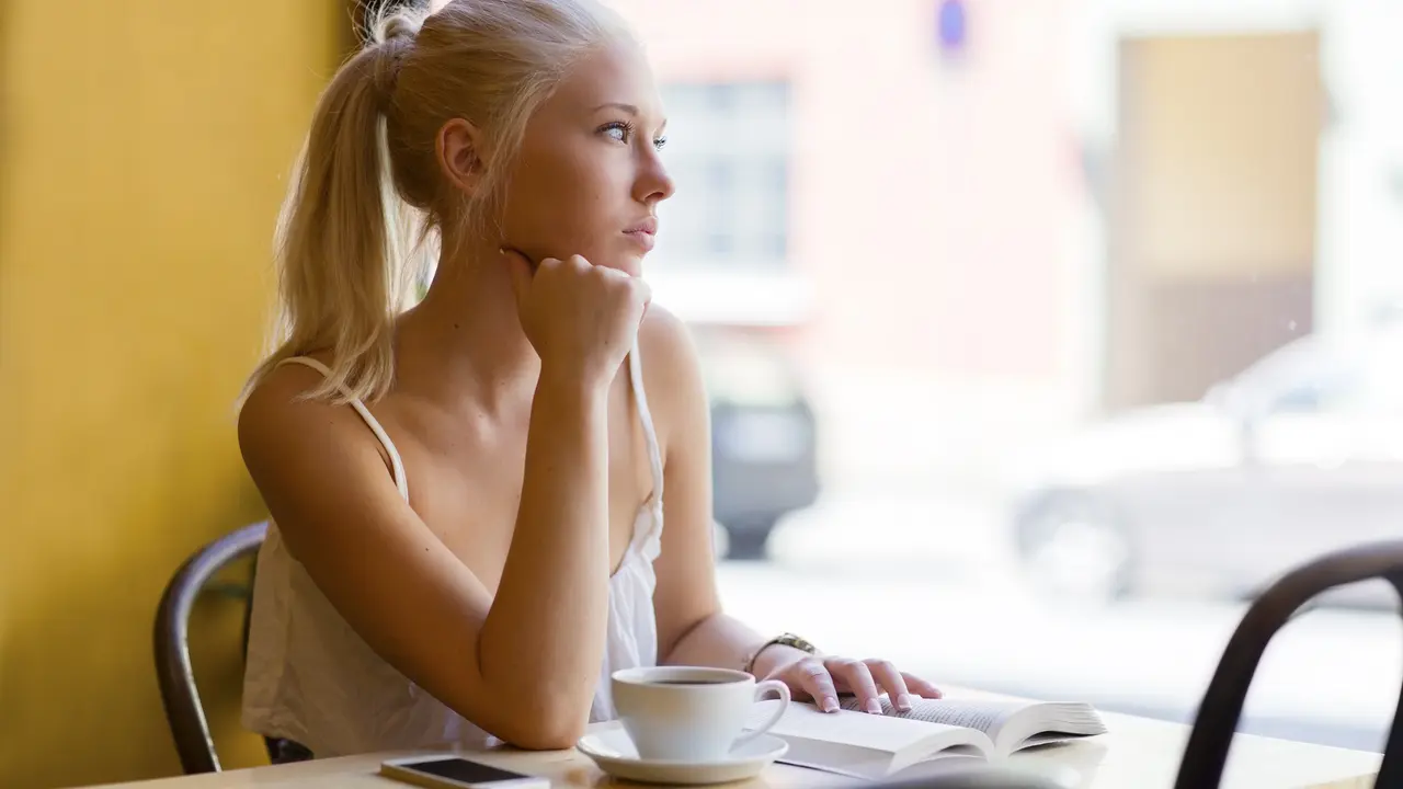 5 Tips Tetap Langsing Meski Tiap Hari Nongkrong di Kedai Kopi