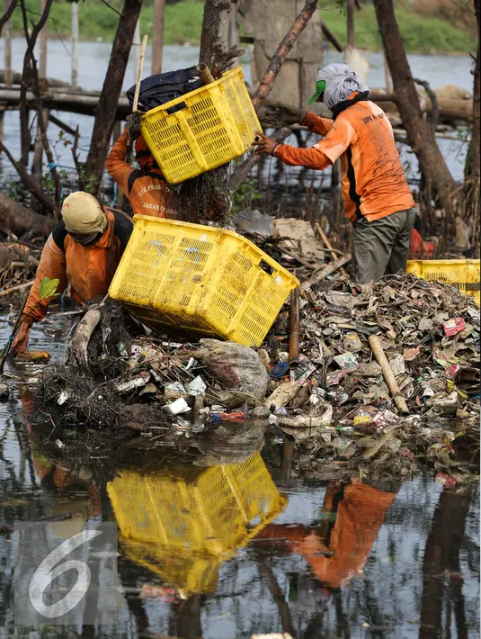 Petugas Dinas Kebersihan membersihkan sampah di pesisir Muara Angke, Jakarta, Kamis (29/10). Petugas menggunakan perahu untuk membersihkan sampah dari kawasan Muara Baru hingga Pantai Indah Kapuk. (Liputan6.com/Faizal Fanani)