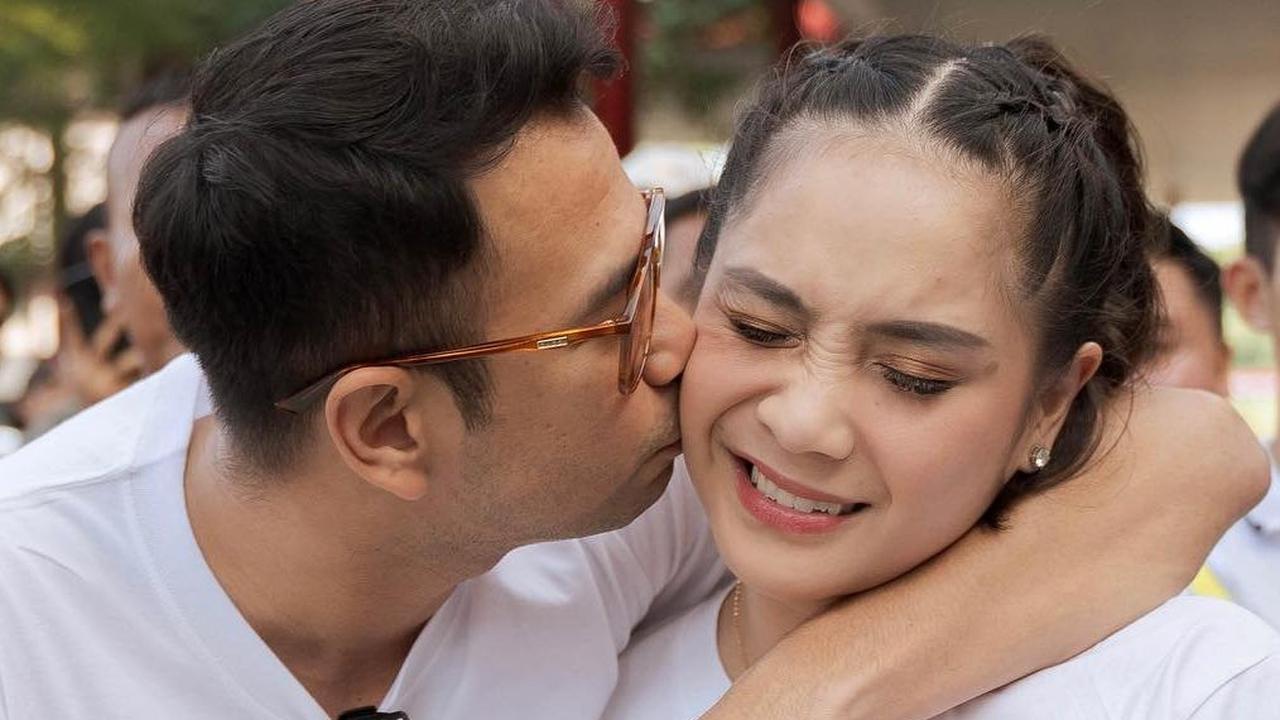 Potret Raffi Ahmad Rangkul Nagita Slavina lalu Langsung 'Nyosor' Pipi jadi Sorotan