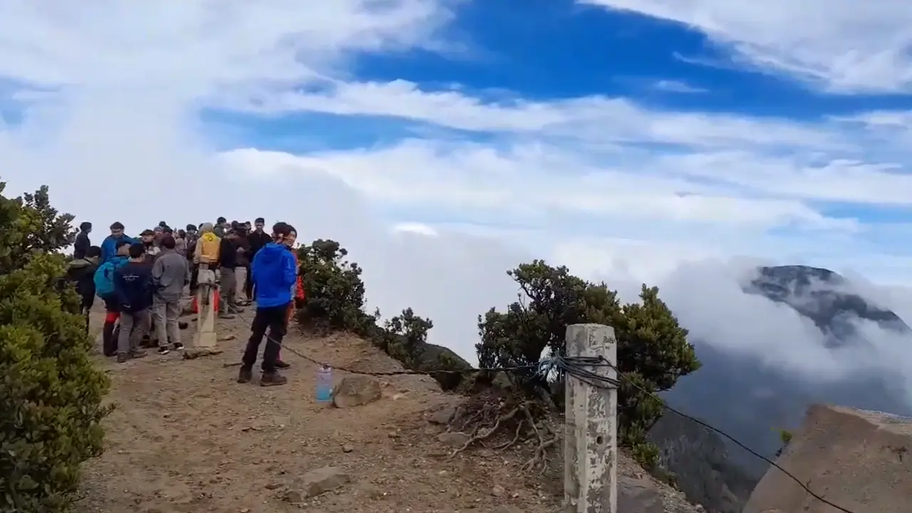 Gunung Pangrango dilihat dari puncak Gunung Gede. (Liputan6.com/Yacob Billiocta)