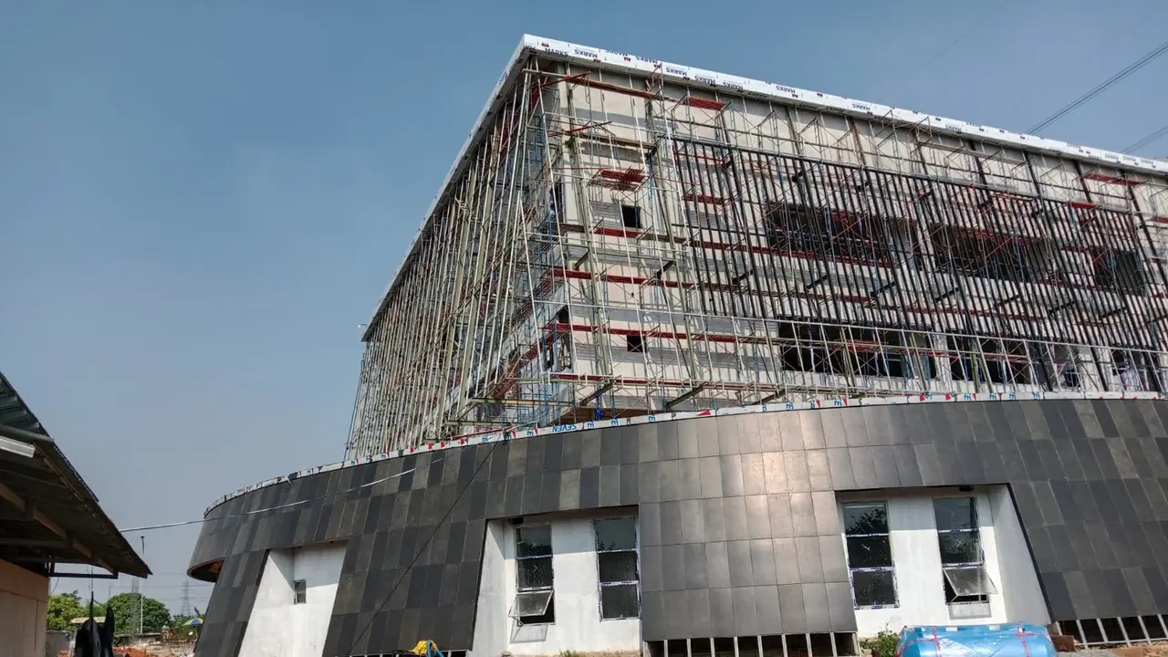 Gedung 3 lantai berdesain unik terinspirasi dari topi caping ini berlokasi di Jalan Arteri Suvarna Boulevard, Kecamatan Cikupa, Kabupaten Tangerang. (Liputan6.com/Pramita Tristiawati)