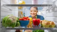 Ilustrasi menyimpan makanan di kulkas. (Shutterstock)