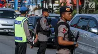 Personel Brimob bersenjata laras panjang ikut mengatur lalu lintas di kawasan jalur arus balik Pantura, Tegal, Jawa Tengah, Jumat (30/6). (Liputan6.com/Faizal Fanani)