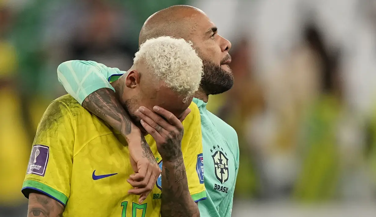 Penyerang Brasil Neymar bereaksi setelah adu penalti di samping kiper Ederson pada perempat final Piala Dunia 2022 saat menghadapi di Stadion Education City, Sabtu (10/12/2022) dini hari WIB. Seusai pertandingan, Neymar Jr yang mencetak gol pembuka Brasil tertangkap kamera menangis. (AP Photo/Martin Meissner)