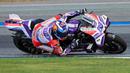 Keduanya lalu terlibat duel memperebutkan posisi terdepan. Sementara Francesco Bagnaia ikut meramaikan persaingan setelah melewati beberapa rider. (AP Photo/Kittinun Rodsupan)