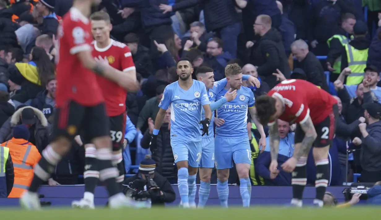 4-1. Kemenangan 4-1 terbaru Manchester City atas tamunya MU terjadi di pekan ke-28 Liga Inggris musim 2021/2022, 6 Maret 2022. Kevin De Bruyne dan Riyad Mahrez masing-masing mencetak dua gol untuk Man City. Sementara satu gol MU dicetak oleh Jadon Sancho. (AP/Jon Super)