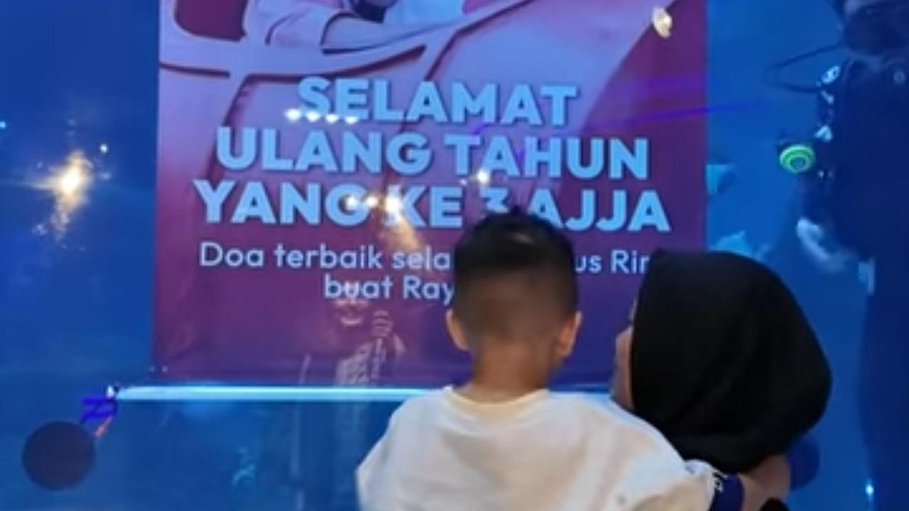Hadiah Istimewa Sus Rini Untuk Rayyanza, Baju Renang, Tumpeng Mini, Hingga Ucapan Ulang Tahun Dalam Akuarium
