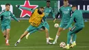 Penyerang Real Madrid, Karim Benzema bersama rekan satu timnya mengikuti sesi latihan di Stadion Olimpiyskiy di Kyiv, Ukraina, Senin (18/10/2021). Real Madrid akan bertanding melawan Shakhtar Donetsk pada Grup D Liga Champions di NSC Olimpyskiy. (AP Photo/Efrem Lukatsky)