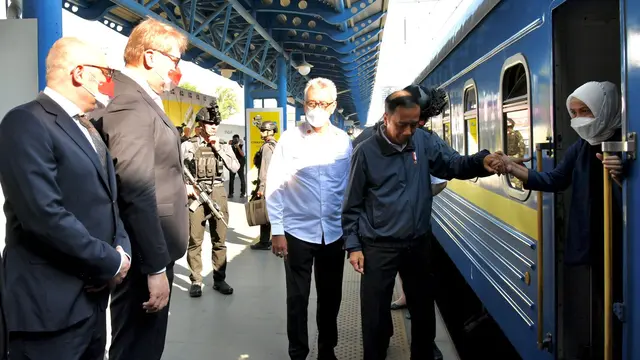 Presiden Jokowi dan Ibu Iriana tiba di Stasiun Central Kyiv, Ukraina, Rabu (29/06/2022) pagi waktu setempat. (Foto: BPMI Setpres/Laily Rachev)