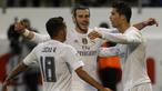 Pemain Real Madrid, Gareth Bale, bersama Cristiano Ronaldo dan Lucas merayakan kemenagan atas Eibar pada laga Liga Spanyol di Estadio Municipal de Ipurua, Spanyol, Minggu (29/11/2015). Madrid menang 2-0. (Reuters/Joseba Etxaburu)