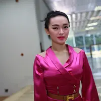 Foto Zaskia Gotik di Gedung DPR (Adrian Putra/bintang.com)