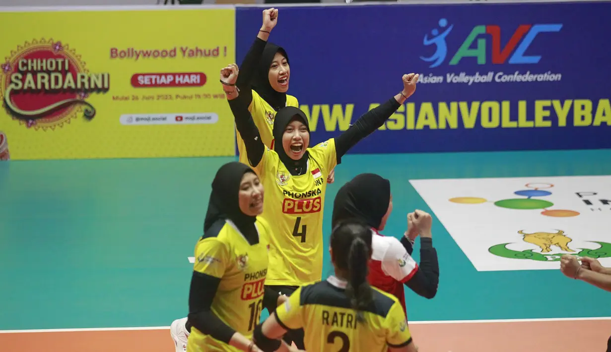 <p>Selebrasi para pemain timnas bola voli putri Indonesia setelah meraih poin saat menghadapi India pada laga Grup E Babak 8 Besar Kejuaraan Bola Voli Putri AVC Challenge Cup 2023 di GOR Tri Dharma, Gresik, Jawa Timur, Jumat (23/6/2023). Indonesia menang 3-0 atas India (25-21, 25-15, 25-16) dan memastikan lolos ke semifinal sebagai juara Grup E. (Dok. PBVSI)</p>