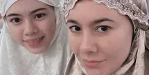 Wulan Guritno tampil mengenakan mukena shining coklat bermotif dengan wajah barefacenya. Tampak sang putri tercinta mendampinginya. [@wulanguritno]
