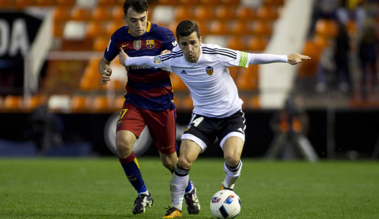 Pemain Valencia, Jose Gaya (kanan) berebut bola dengan Pemain vies with Barcelona, Munir El Haddadi pada leg kedua semifinal Copa Del Rey di Stadion Mestalla, Valencia, Kamis (11/2/2016) dini hari WIB. (AFP/Jaime Reina)