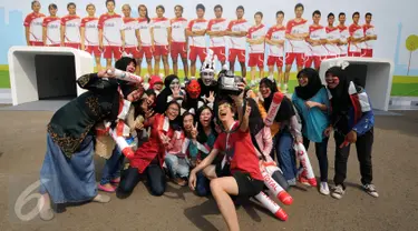 Sejumlah supporter berfoto bersama salah satu pewarta asal Jepang di IstoraSenayan, Jakarta, Rabu (12/8/2015). Kejuaraan Dunia Bulutangkis 2015 berlangsung 10-16 Agustus. (Liputan6.com/Helmi Fithriansyah)