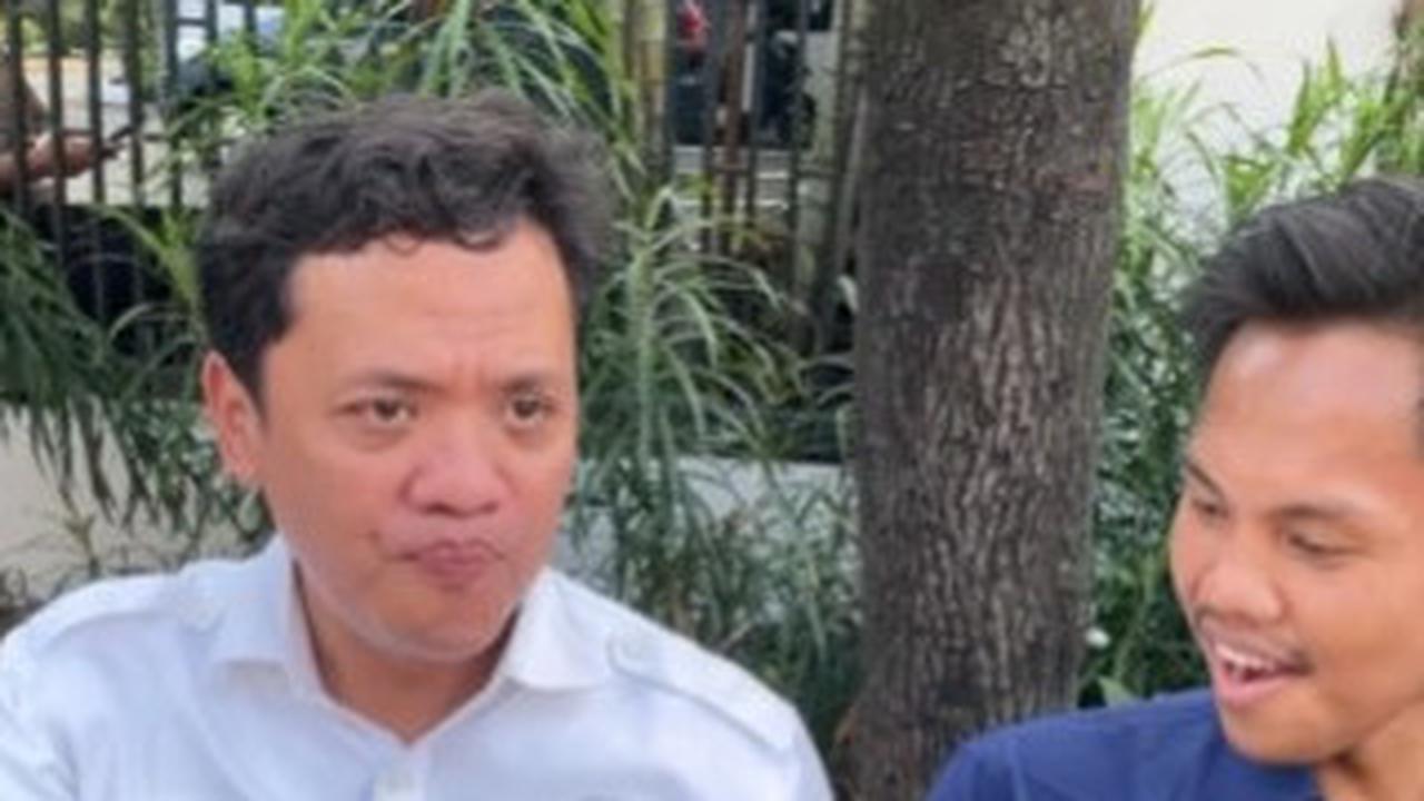 Pakai Sandal Jepit, Ketua Komsi III DPRI Jajan Sate Padang di Pinggir Jalan 'Wajah Tetap Tampan'