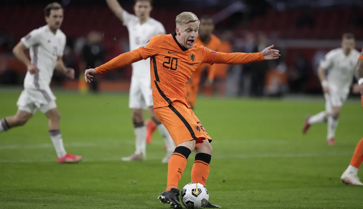 Gelandang Beland, Donny van Beek menembak bola saat bertanding melawan Latvia pada lanjutan Kualifikasi Piala Dunia 2022 zona Eropa Grup G di Johan Cruyff ArenA, Minggu (28/3/2021). Belanda sementara menguntit di posisi ketiga klasemen dengan tiga angka. (AP Photo/Peter Dejong)