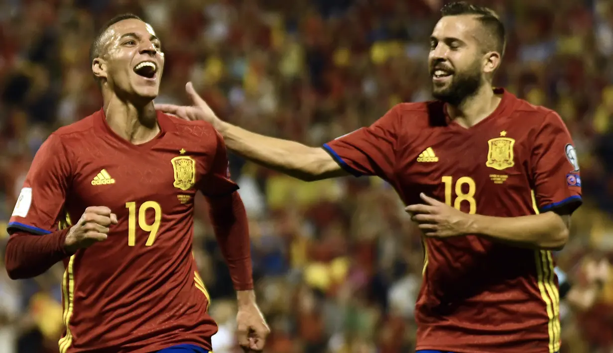 Pemain timnas Spanyol, Rodrigo Moreno (kiri) bersama Jordi Alba merayakan gol ke gawang Albania dalam laga Grup G Kualifikasi Piala Dunia 2018 di Stadion Jose Rico Perez, Jumat (6/10). Satu gol Rodrigo mewarnai kemenangan Spanyol 3-0. (JOSE JORDAN/AFP)