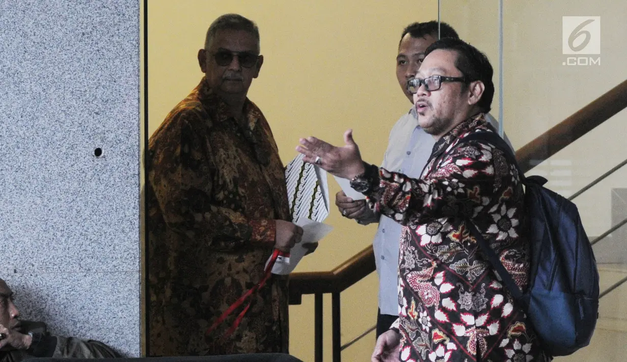 Direktur Utama PT PLN (Persero) nonaktif, Sofyan Basir (kiri) memenuhi panggilan penyidik KPK dalam pemeriksaan di Jakarta, Senin (6/5/2019). Sofyan Basir diperiksa perdana sebagai tersangka kasus dugaan suap terkait kesepakatan kontrak kerja sama pembangunan PLTU Riau-1. (merdeka.com/Dwi Narwoko)