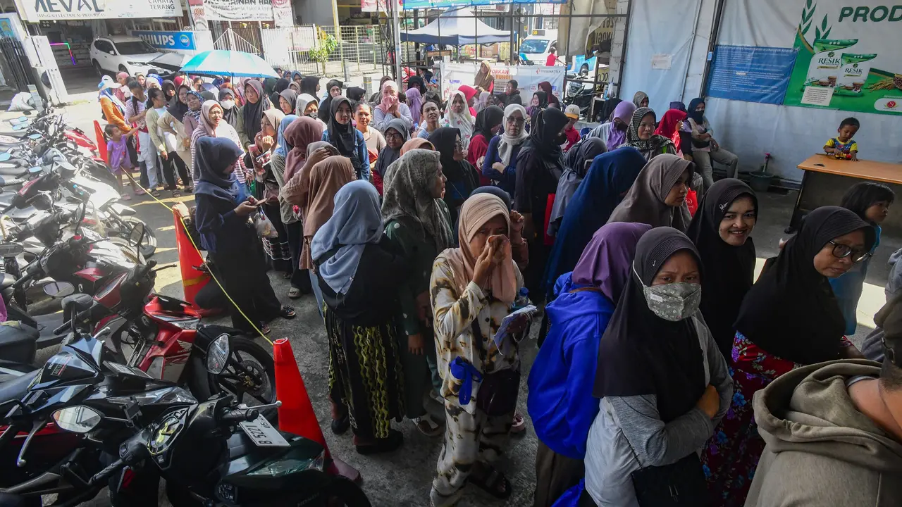 Antrean Pemegang KJP Plus untuk Beli Sembako Bersubsidi