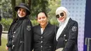 Sang adik, Shireen Sungkar juga turut berpartisipasi mengenakan pakaian berkuda serba hitam putihnya. Ia melengkapi gaya-nya dengan hijab dan topi warna hitam senada. [Dok/zaskiasungkar15]