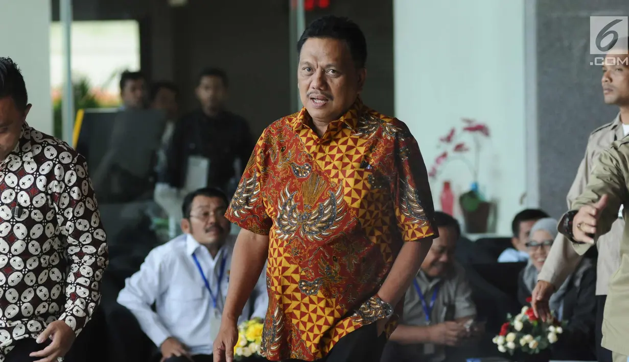 Gubernur Sulawesi Utara Olly Dondokambey (tengah) meninggalkan gedung KPK usai menjalani pemeriksaan, Jakarta, Selasa (9/1). Olly diperiksa sebagai saksi untuk tersangka Anang Sugiana terkait dugaan korupsi E-KTP. (Liputan6.com/Helmi Fithriansyah)