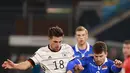 Pemain depan Jerman Jonas Hofmann (kiri) berebut bola dengan pemain tengah Liechtenstein Aron Sele pada Kualifikasi Piala Dunia 2022 Zona Eropa di Volskwagen Arena, Jumat (12/11/2021) dinihari WIB. Die National Mannschaft -julukan Jerman- menang 9-0 atas tamunya tersebut. (Odd ANDERSEN / AFP)