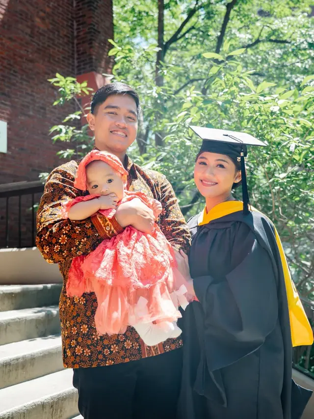 Erina Gudono saat Wisuda S2 di Amerika Serikat pakai kebaya merah. [@erinagudono]