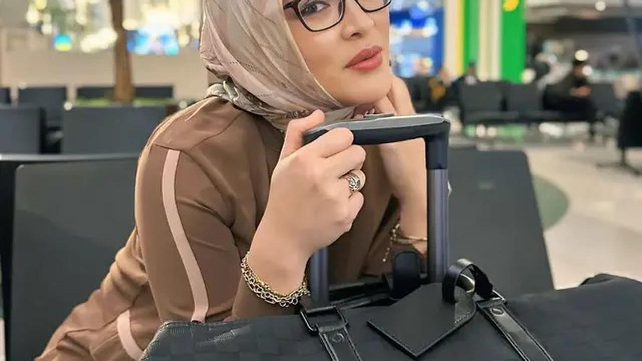 5 Gaya Angelina Sondakh saat di Bandara, Feminin dan Profesional