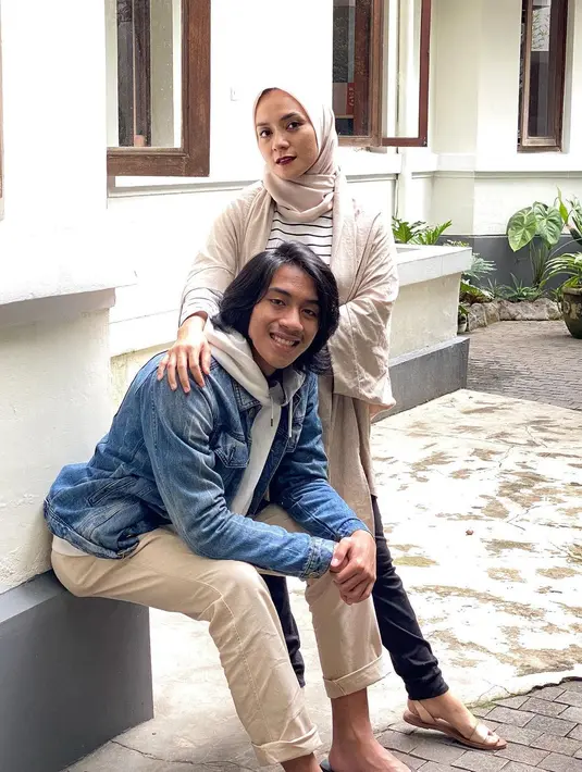 Netter pun mengagumi kedekatan ibu dan anak ini, yang masih kerap mengungkapkan rasa cinta di depan publik. (Instagram @ennolerian_)