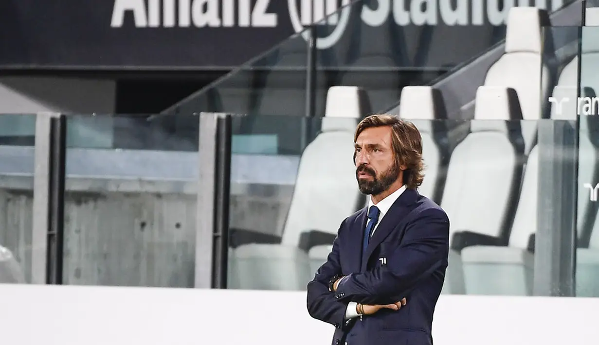 Pelatih Juventus Andrea Pirlo menyaksikan pertandingan sepak bola Serie A antara Juventus dan Sampdoria di Stadion Allianz, Turin, Italia, Minggu (20/9/2020). Juventus menaklukkan Sampdoria dengan skor 3-0.  (Marco Alpozzi/LaPresse via AP)