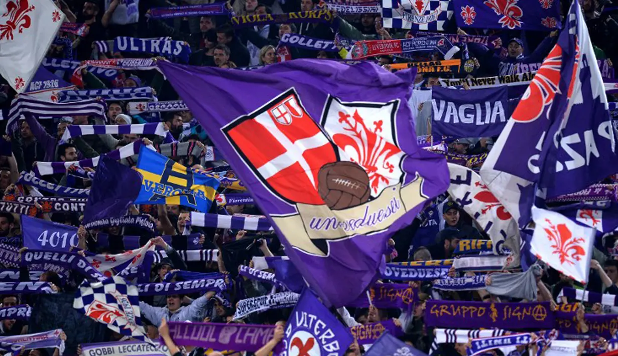 Suporter Fiorentina memberikan dukungan kepada tim kesayangan mereka pada leg kedua 16 besar Liga Europa di Stadio Olimpico, Roma, Italy (19/3/2015). AS Roma Kalah 0-3 atas Fiorentina. ( AFP PHOTO/Alberto Pizzoli)