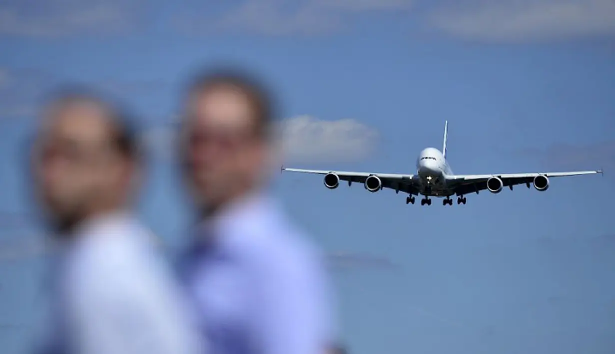 Airbus A380-800 merupakan pesawat berbadan lebar dua tingkat, dengan empat mesin serta mampu memuat 850 penumpang. Tampak, Airbus A380-800 bersiap mendarat di Farnborough Airshow di Hampshire, Inggris, (14/7/2014). (AFP PHOTO/Carl Court)