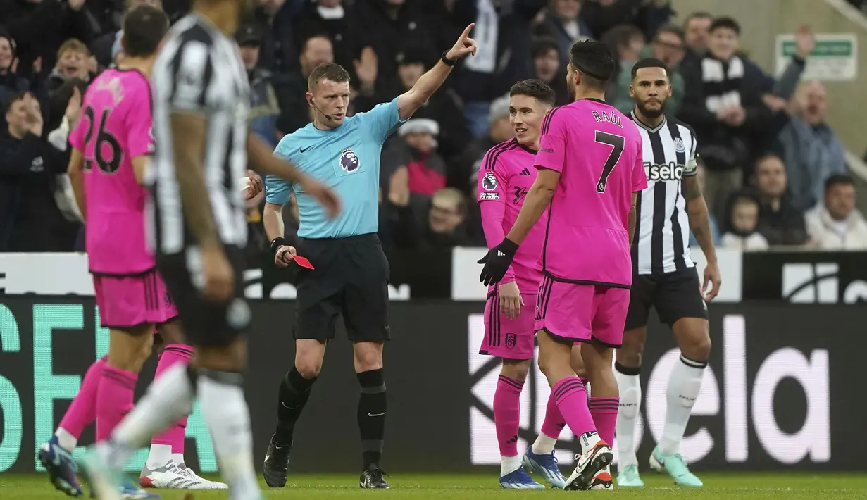 Wasit Samuel Barrott memberikan kartu merah untuk striker Fulham, Raul Jimenez (kedua kanan) saat menghadapi Newcastle United pada laga pekan ke-17 Liga Inggris 2023/2024 di St James' Park, Newcastle, Sabtu (16/12/2023). (PA via AP Photo/Owen Humphreys)