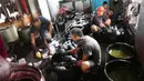 Pekerja mewarnai kain sasirangan di kawasan Banjarmasin, Kalimantan Selatan, Senin (26/3). Proses pewarnaan kain ini dengan menggunakan bahan perintang seperti tali, benang atau sejenisnya menurut corak-corak tertentu. (Liputan6.com/Immanuel Antonius)