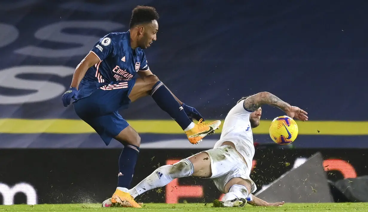 Pemain Arsenal Pierre-Emerick Aubameyang (kiri) melakukan tendangan saat menghadapi Leeds United pada pertandingan Liga Premier Inggris di Stadion Elland Road, Leeds, Inggris, Minggu (22/11/2020). Pertandingan berakhir dengan skor 0-0. (Michael Regan/Pool Via AP)