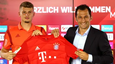 Gelandang baru Bayern Munchen, Mickael Cuisance foto bersama direktur olahraga  Hasan Salihamidzic selama presentasi dirinya di Munich, Jerman (20/8/2019). Mickael Cuisance  dibeli Munchen dari Borussia Monchengladbach. (AFP Photo/Pool/Alexander Hassenstein)