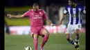 Penyerang Real Madrid, Karim Benzema (kiri), mencoba mengecoh gelandang bertahan Real Sociedad, Markel Bergara, saat berlaga di lanjutan La Liga 2014-2015 di Stadion Anoeta, (1/9/2014). (REUTERS/Vincent West) 