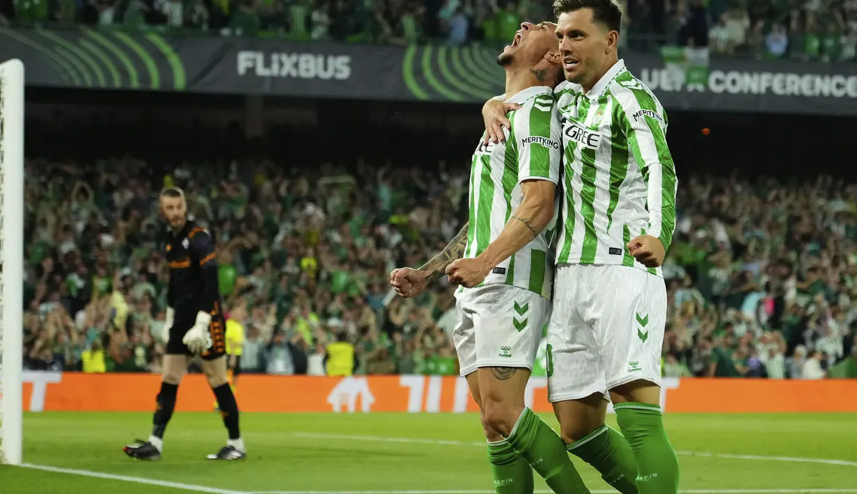 Pemain Real Betis, Antony (kedua kanan) melakukan selebrasi setelah mencetak gol ke gawang Fiorentina yang dijaga oleh David De Gea (kiri) dalam laga leg 1 semifinal Conference League 2024/2025 di Benito Villamarin Stadium, Sevilla, Spanyol, Kamis (01/05/2025) waktu setempat. (AP Photo/Jose Breton)