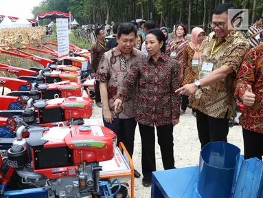 Menteri BUMN Rini Soemarno (tengah) dan Dirut BNI Achmad Baiquni (kanan) meninjau perlengkapan pendukung produksi pertanian di Tuban, Jawa Timur, Jumat (9/3). Perlengkapan itu akan dipakai pada lahan Perhutanan Sosial. (Liputan6.com/Angga Yuniar)