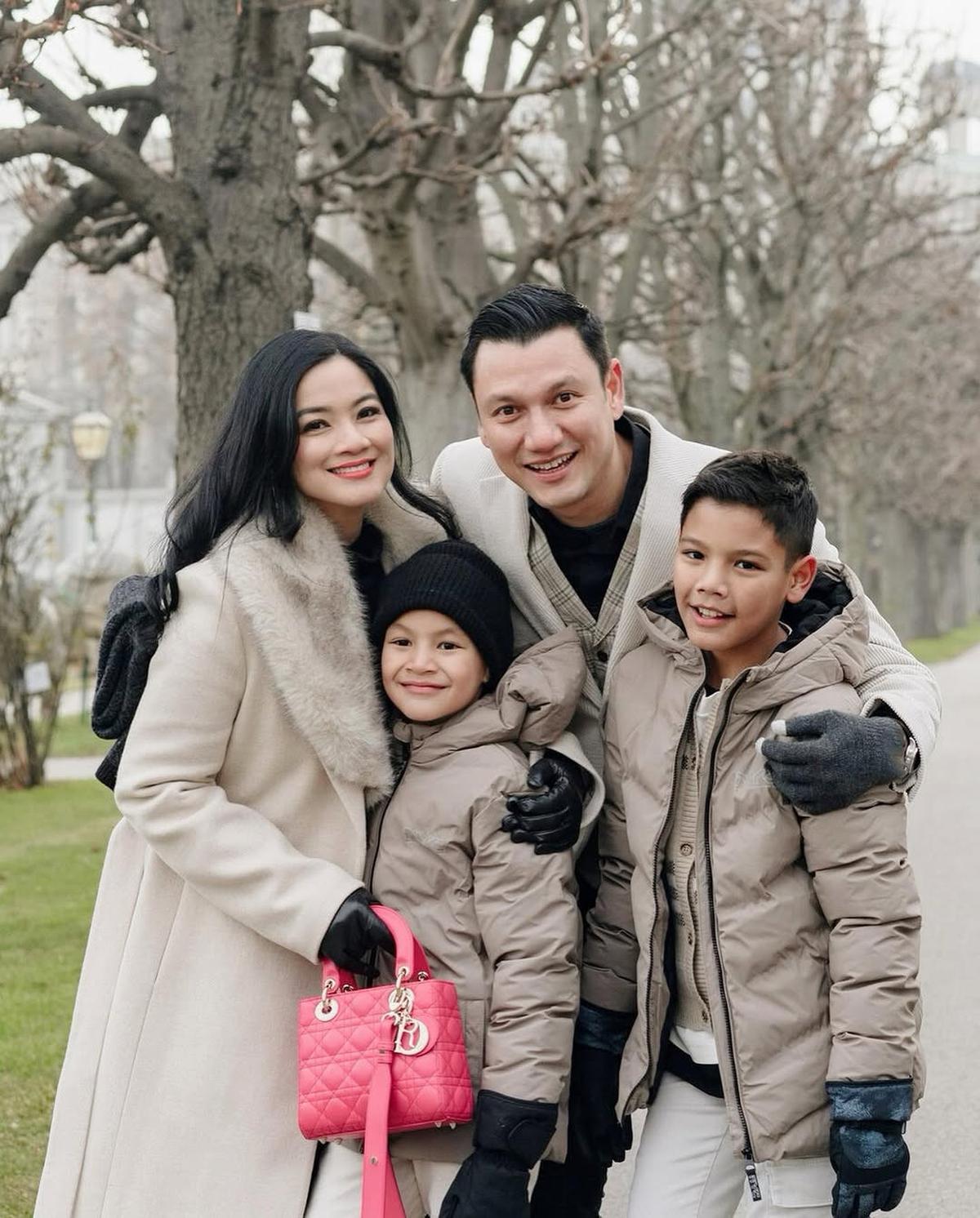 Potret Liburan Titi Kamal dan Christian Sugiono Bersama Kedua Anak, Disebut Sosok Keluarga Impian