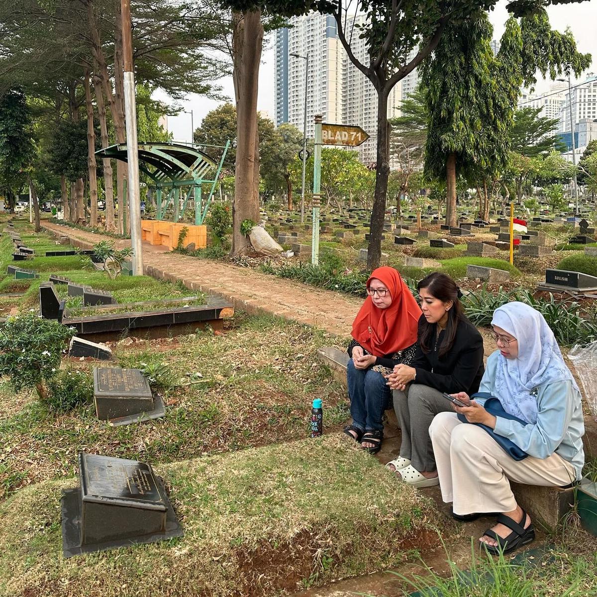 Sebelum Dilantik Jadi Menteri, Potret Meutya Hafid Ziarah Kubur Ortu 'Tetap Sehat