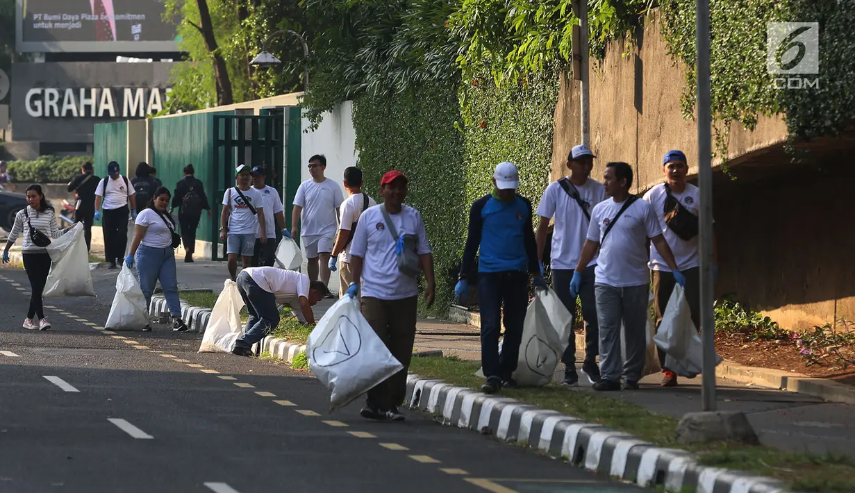 Relawan dan komunitas mengambil sampah plastik pada program World Cleanup Day di Kawasan Bundaran HI, Jakarta, Sabtu (15/9). World Clean Up Day di DKI Jakarta di targetkan 600.000 relawan di 105 titik di Jakarta. (Merdeka.com/Imam Buhori)