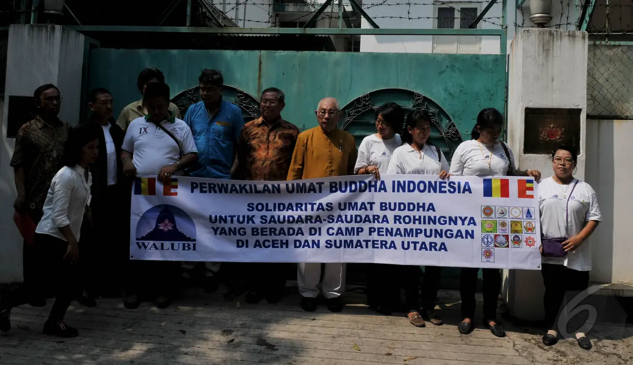 Sebuah spanduk dibentangkan saat aksi damai di depan Kedubes Myanmar, Jakarta, Senin (25/5/2015). Aksi solidaritas mereka lakukan terkait etnik Rohingya yang terdampar di Aceh. (Liputan6.com/Johan Tallo)