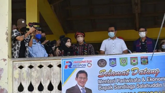 Tonton pacuan kuda di Bima, NTB, pasangan Atta-Aurel tampak mesra. (Foto: Liputan6.com/Hans Bahanan)