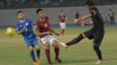 Kiper Timnas Indonesia, Kurnia Meiga, membuang bola dari jangkauan pemain Filipina pada laga Piala AFF 2016 di Philippine Sports Stadium, Filipina, Selasa (22/11/2016). Hingga babak pertama kedudukan masih imbang 1-1. (Bola.com/Nicklas Hanoatubun)